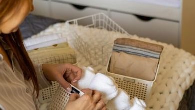 high-angle-view-woman-putting-napkins-container_1048944-24705052-9583768